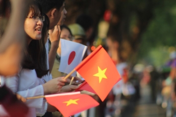 Người dân cố đô Huế hân hoan chào đón Nhật hoàng đến thăm